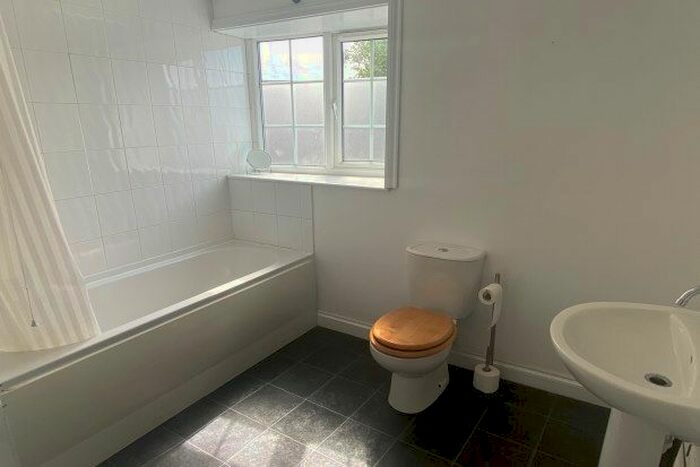 2 Bedroom Flat To Rent In High Street, Doncaster, DN9