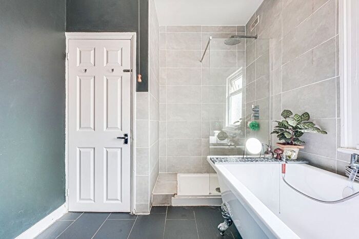 1 Bedroom Flat For Sale In Beach Avenue, Leigh-On-Sea, SS9