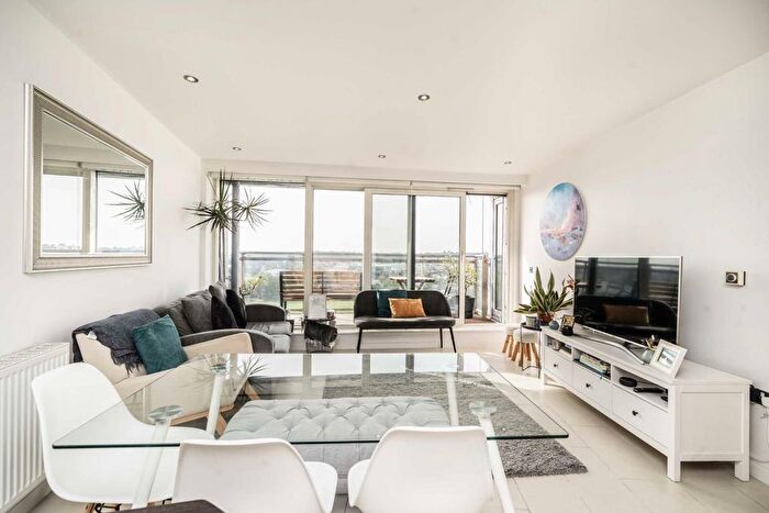 2 Bedroom Flat To Rent In Mapleton Road, London, SW18