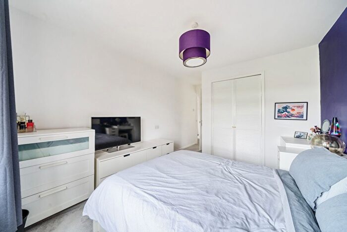 2 Bedroom Flat For Sale In Ferney Road, Byfleet, KT14