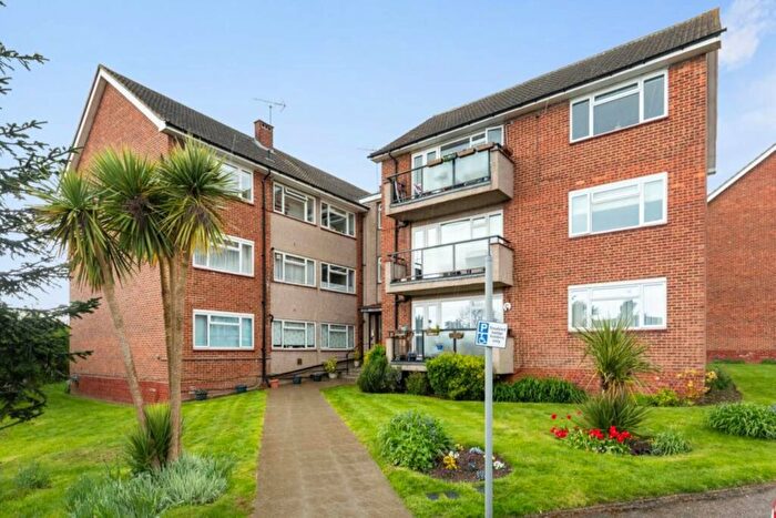 2 Bedroom Flat For Sale In Knowl Park, Elstree, WD6