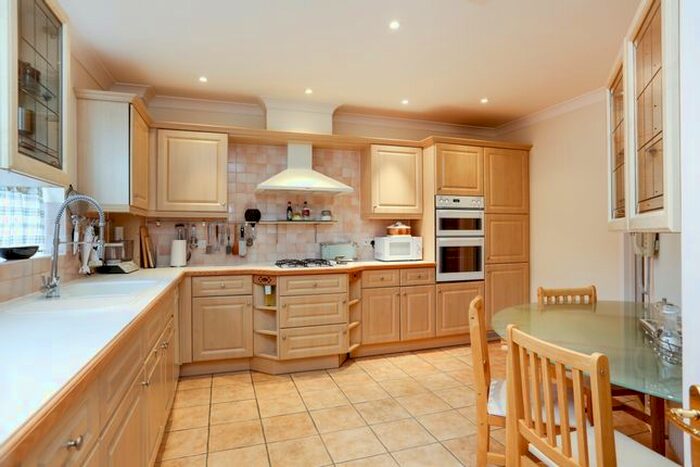 3 Bedroom Flat To Rent In Clearwater Place, Surbiton, KT6