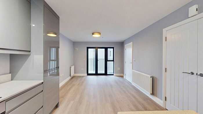2 Bedroom Flat For Sale In Hanworth Road, Hounslow, TW3