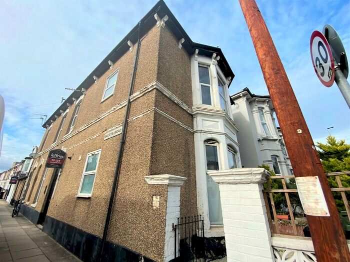 1 Bedroom Ground Flat To Rent In Victoria Road North, Southsea, PO5