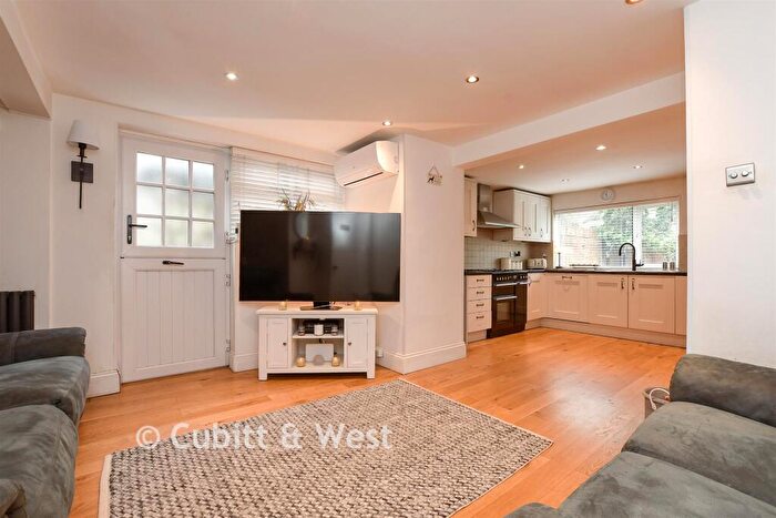 1 Bedroom Ground Maisonette For Sale In Croydon Road, Caterham, Surrey, CR3