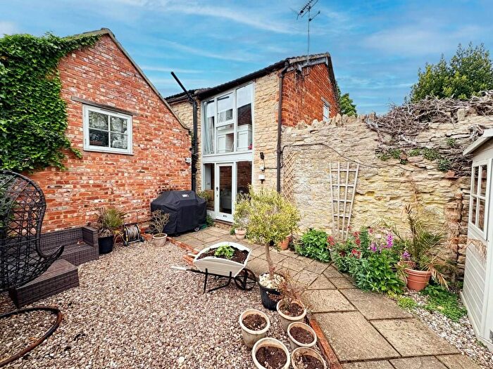 2 Bedroom Cottage To Rent In Market Place, Olney, MK46