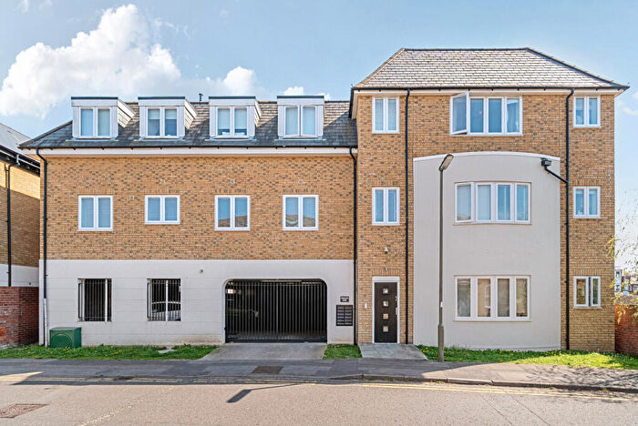 2 Bedroom Flat To Rent In Gogmore Lane, Chertsey, KT16