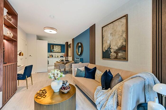 2 Bedroom Flat For Sale In Hayes Village, Hayes, UB3