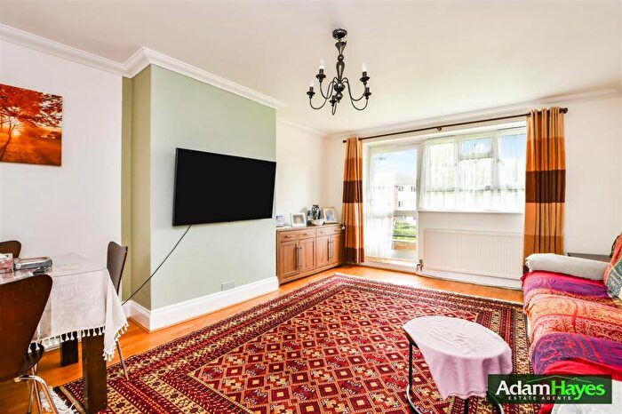 2 Bedroom Apartment For Sale In Montrose Crescent, North Finchley, N12