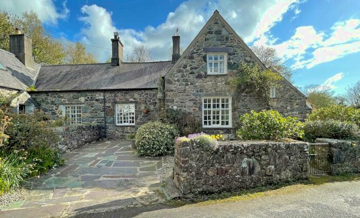 3 Bedroom Semi-Detached House For Sale In Llandwrog, Caernarfon, Gwynedd, LL54