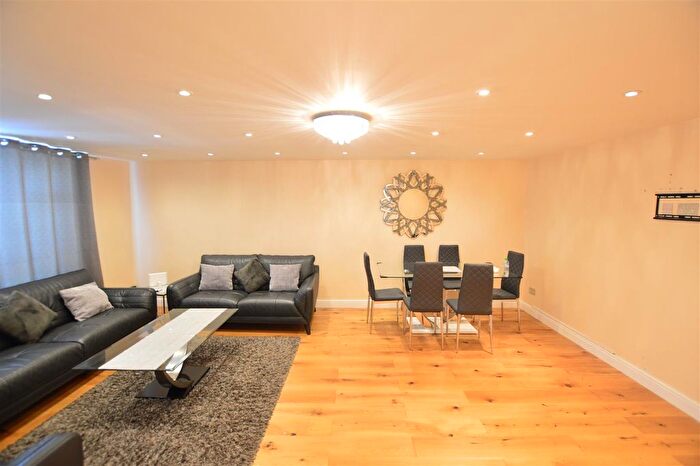 5 Bedroom End Of Terrace House To Rent In Aldridge Road, Slough, SL2