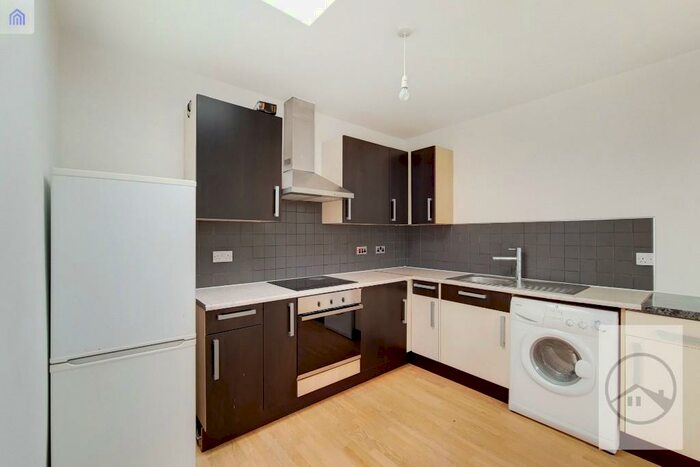 3 Bedroom Flat To Rent In Brighton Road, Purley, Surrey, CR8