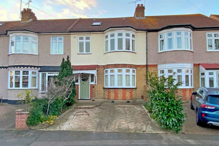 4 Bedroom Terraced House To Rent In Lyndhurst Drive, Hornchurch, RM11