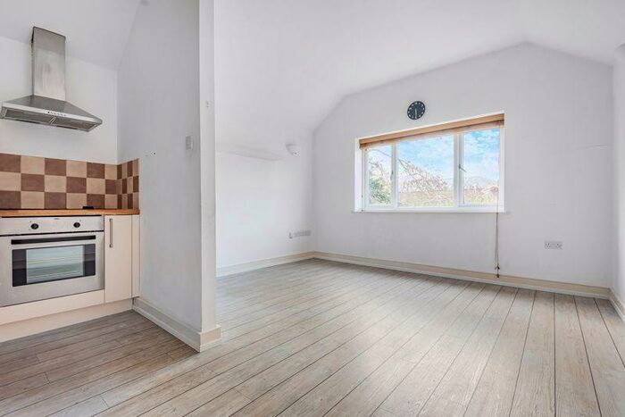 1 Bedroom Apartment To Rent In High Street Hampton Wick, KT1