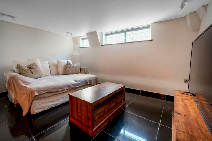 3 Bedroom Flat To Rent In Mill Lane, Guildford, GU1