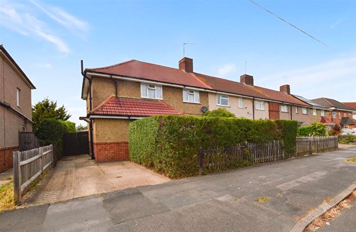 4 Bedroom End Of Terrace House For Sale In Waterbeach Road, Slough, SL1