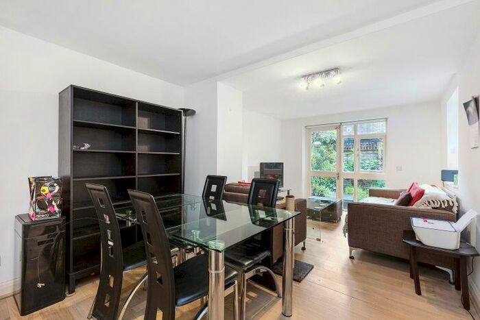 2 Bedroom Flat To Rent In Lakeside Road, London, W14