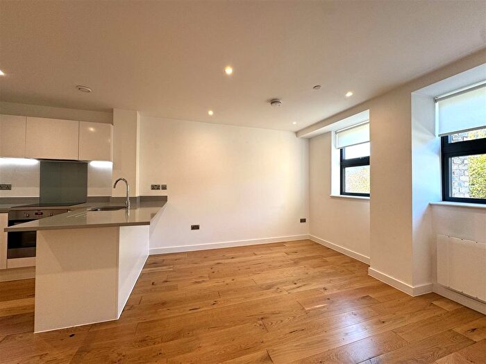 1 Bedroom Flat To Rent In Rockingham Road, Uxbridge, UB8