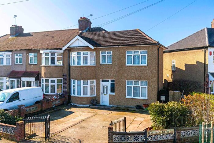 4 Bedroom End Of Terrace House For Sale In Seaforth Drive, Hertfordshire, Waltham Cross, EN8