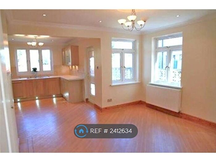 4 Bedroom Semi-Detached House To Rent In Crown Lane, Bromley, BR2