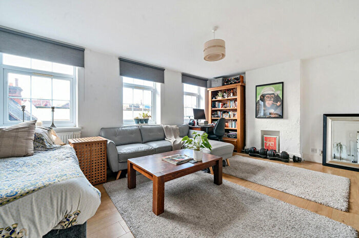 1 Bedroom Apartment For Sale In Church Street, Windsor, Berkshire, SL4