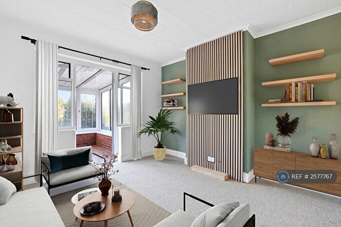 3 Bedroom Bungalow To Rent In Ragged Hall Lane, St. Albans, AL2