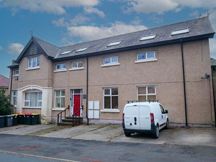 2 Bedroom Flat To Rent In Durham Avenue, Lancaster, LA1