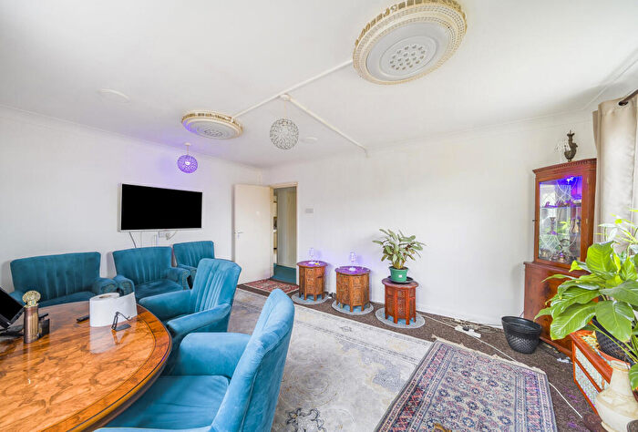 2 Bedroom Apartment For Sale In Park View Court, Roe Green, London, NW9