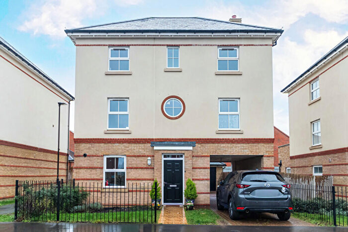 4 Bedroom Detached House To Rent In West Hope Grant's Road, Aldershot, GU11