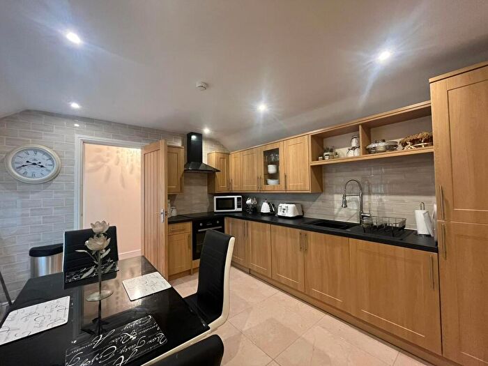 2 Bedroom Flat To Rent In John Street, CF36