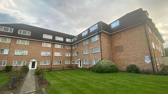 2 Bedroom Flat To Rent In Linden Grove, New Malden, KT3