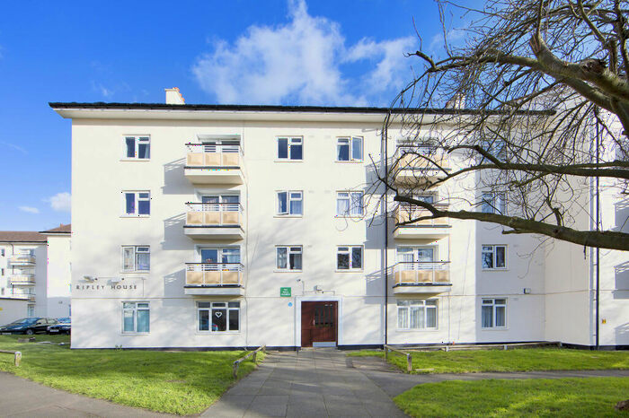 3 Bedroom Apartment To Rent In Kingsnympton Park, Kingston Upon Thames, Surrey, KT2