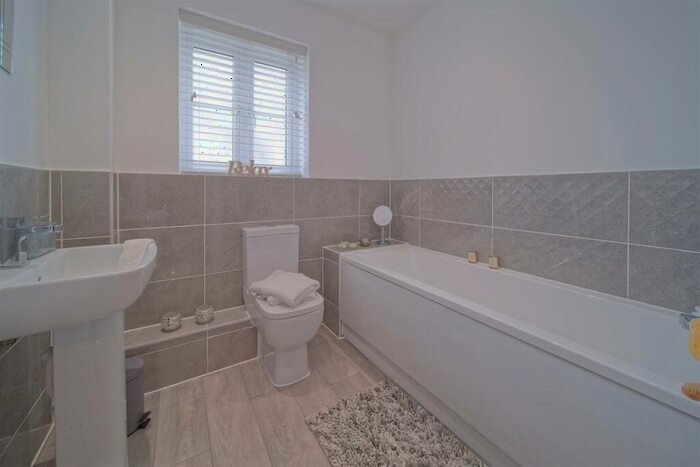 4 Bedroom Detached House For Sale In Berry Way, Beacon Bottom, Park Gate, SO31
