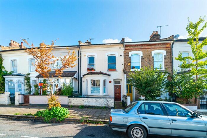2 Bedroom Flat For Sale In Dynevor Road, London, N16