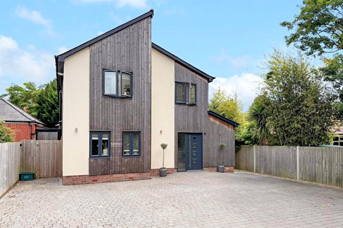 3 Bedroom Detached House For Sale In Brookside Drive, Sarisbury Green, SO31
