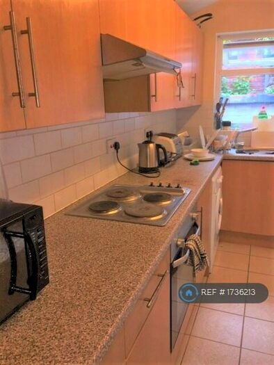 5 Bedroom Semi-Detached House To Rent In Moseley Road, Manchester, M14