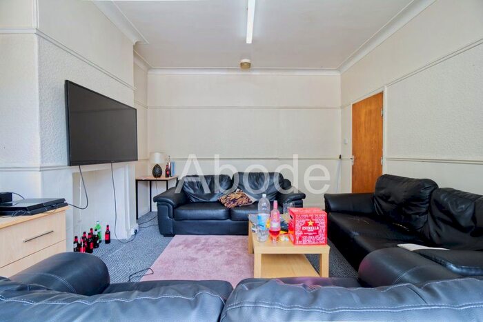 9 Bedroom Property To Rent In St Michael Villas, Leeds, West Yorkshire, LS6