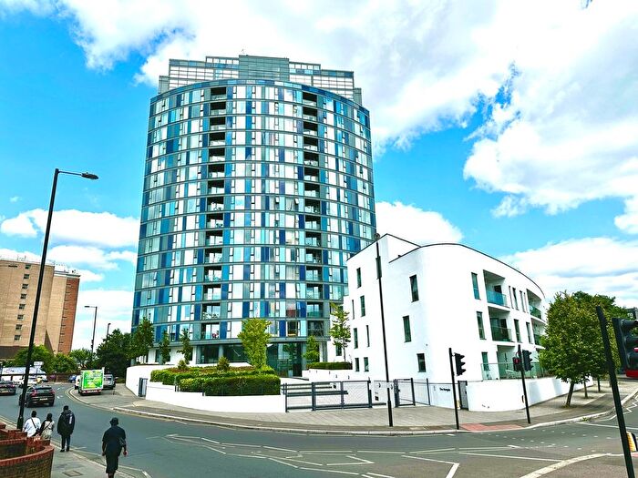 2 Bedroom Flat To Rent In The Island, Croydon, Surrey, CR0