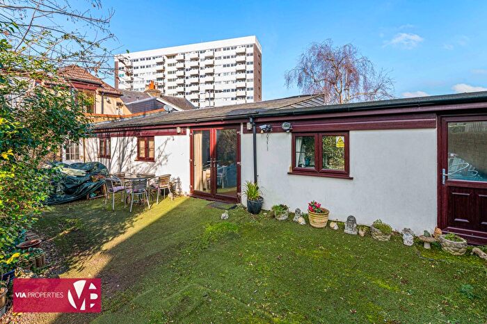 2 Bedroom Bungalow For Sale In Burford Street, Hoddesdon, EN11