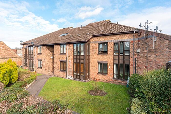 1 Bedroom Flat For Sale In Gateway, Weybridge, KT13