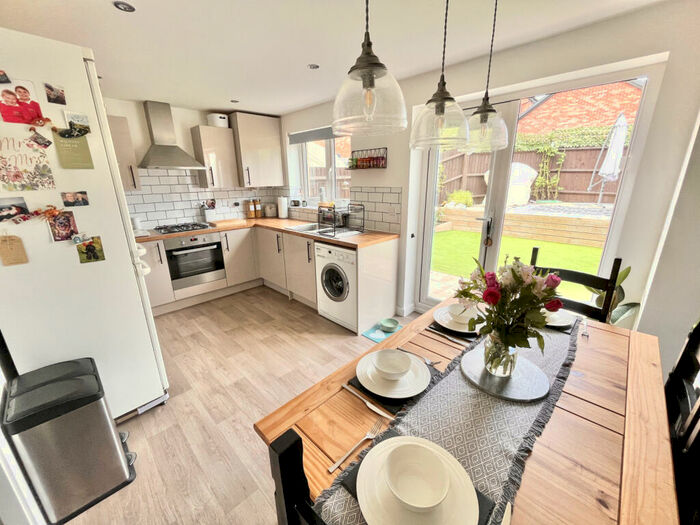 3 Bedroom End Of Terrace House For Sale In Duncan Drive, GL15