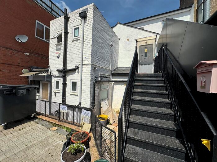 3 Bedroom Flat To Rent In Lower Nelson Street, Aldershot, GU11