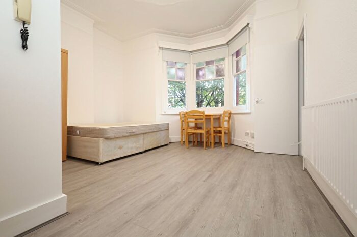 Studio To Rent In Ferme Road, N8