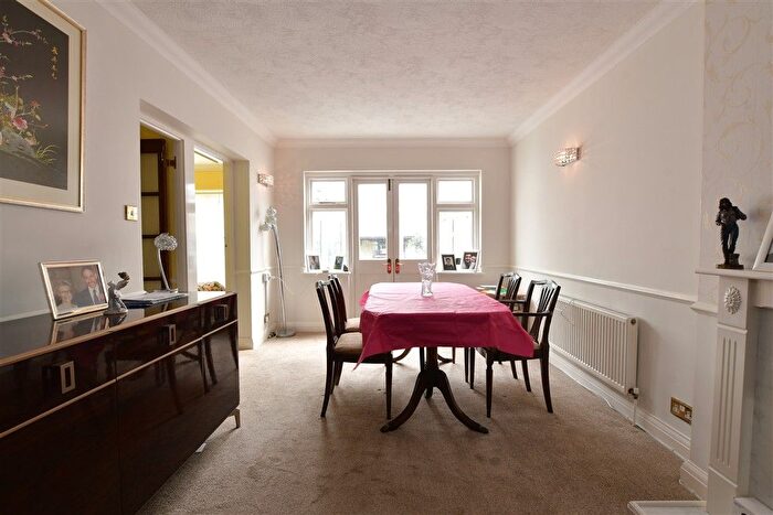 3 Bedroom Bungalow For Sale In Straight Road, Romford, Essex, RM3