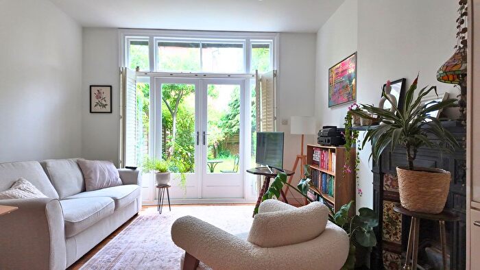 2 Bedroom Flat For Sale In Fladgate Road, Upper Leytonstone, E11