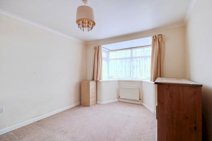 1 Bedroom Detached Bungalow For Sale In Spencer Road, Rainham, RM13