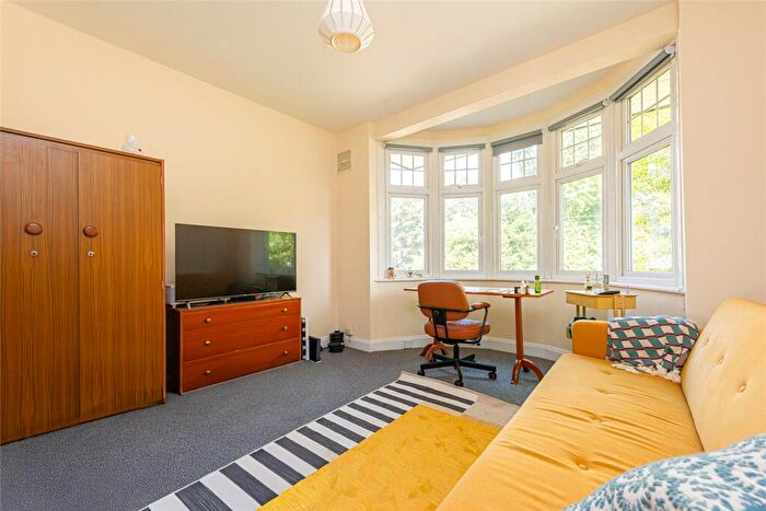 1 Bedroom Apartment To Rent In Warlters Close, Holloway, London, N7