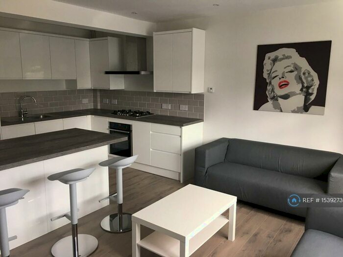 6 Bedroom Semi-Detached House To Rent In Battery Hill, Winchester, SO22