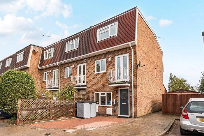 4 Bedroom End Terrace House For Sale In Aspen Close, Ealing, London, W5