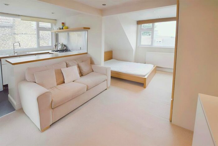 Studio To Rent In Station Road, London, N3